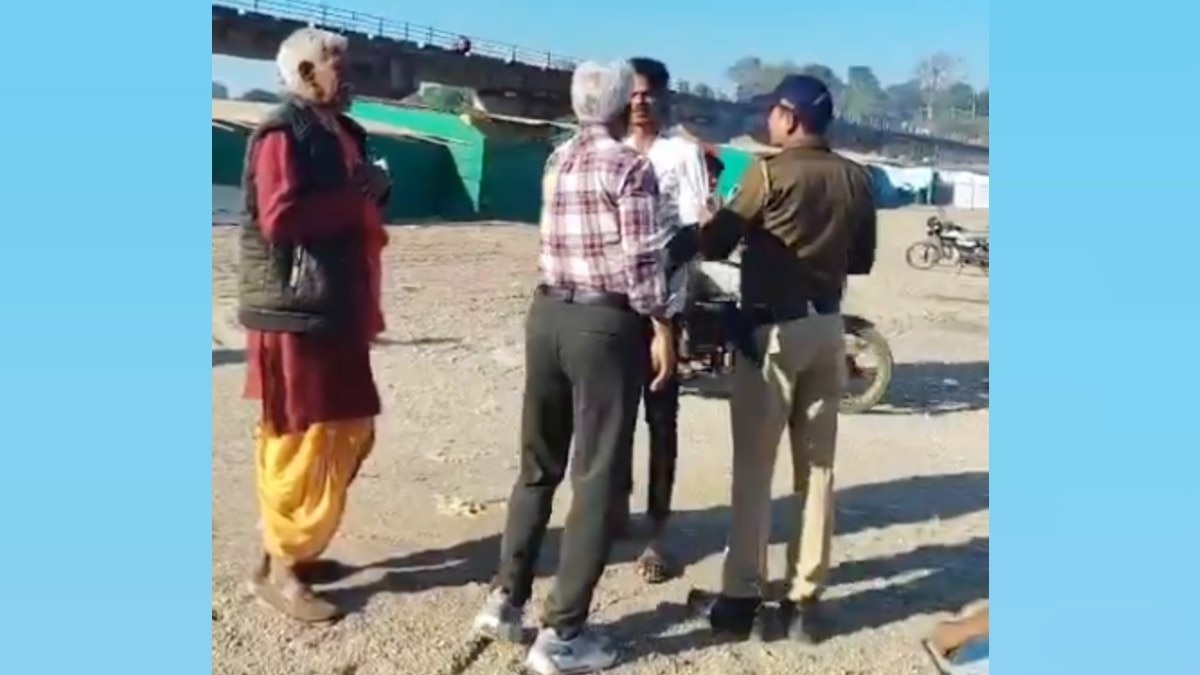 बरमान घाट पर 'सिंघम' बने जिला पंचायत सीईओ.(Photo:Screengrab)