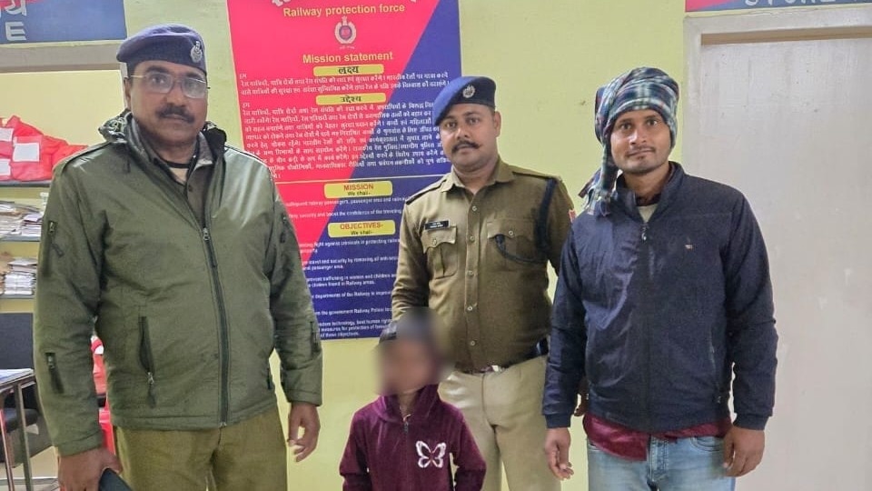 बच्चे काे सुरक्षित तरीके से चाइल्ड लाइन को सौंपा गया (Photo ITG)