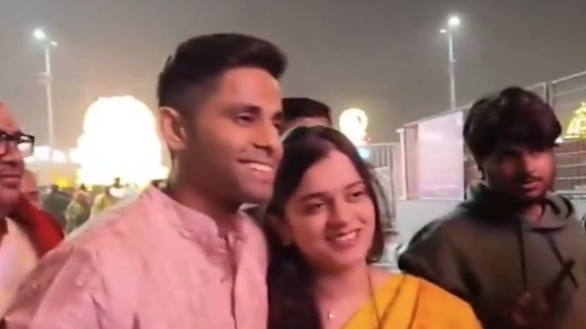 पत्नी देविशा के साथ तिरुपति पहुंचे कप्तान सूर्यकुमार यादव (Photo: SS, PTI/X)