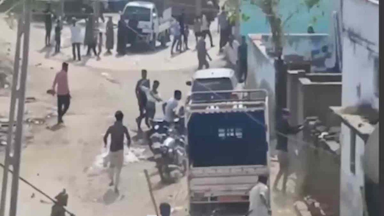 अहमदाबाद: तेज बाइक को लेकर शुरू हुआ झगड़ा, कलाना गांव के दो गुटों में पथराव और 42 लोग हिरासत में - ahmedabad rural kalana village stone pelting 42 detained lclar - AajTak