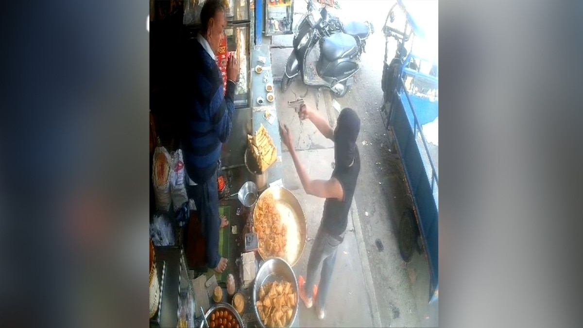 दुकानदार को पिस्टल दिखाता बदमाश (Photo: Screengrab)