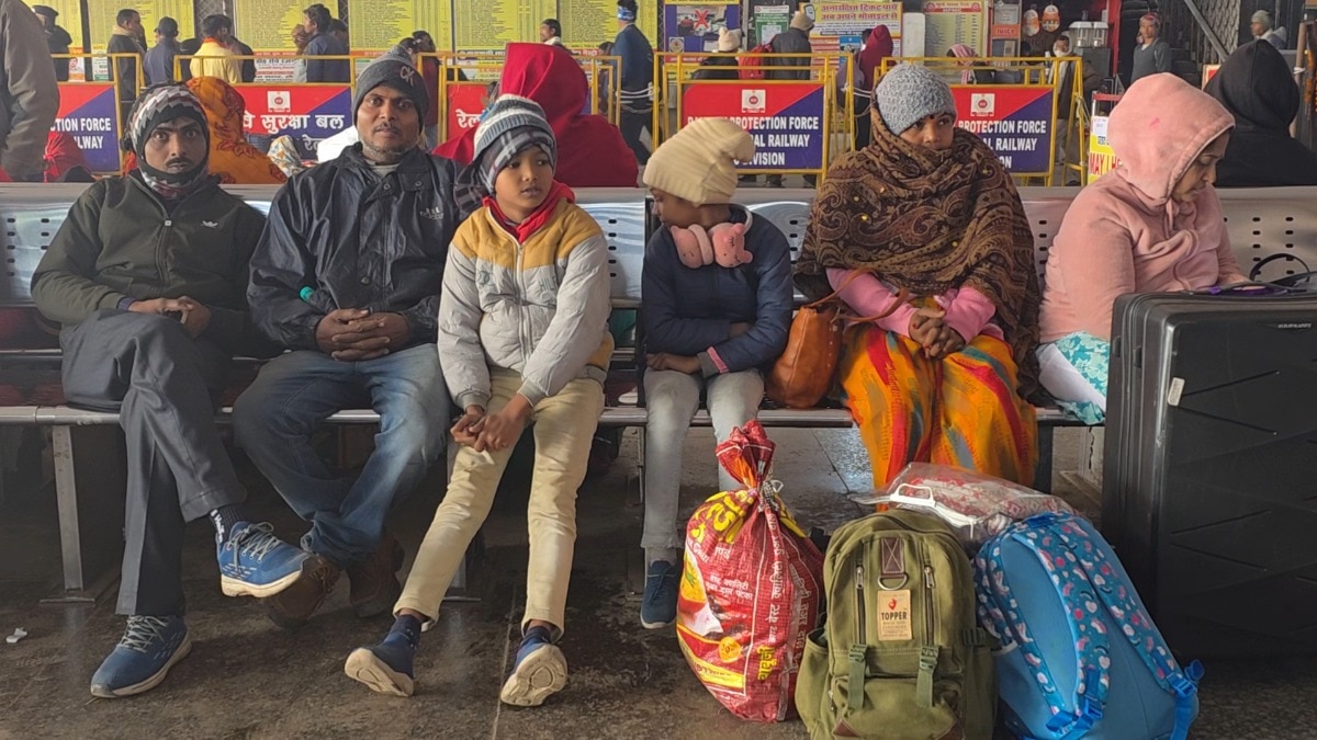 ठंड में ट्रेन का इंतजार करके यात्री परेशान हो रहे हैं. (Photo: ITG)