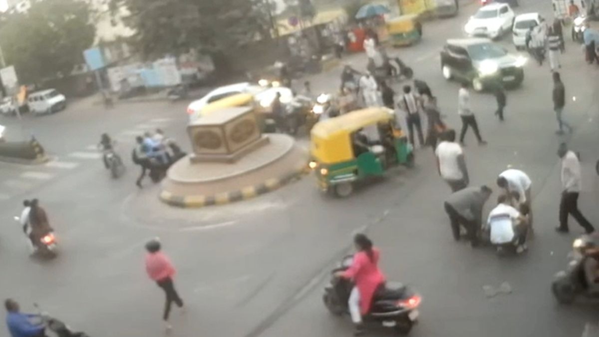 सीसीटीवी में कैद हुआ हादसा. (Photo: Screengrab)