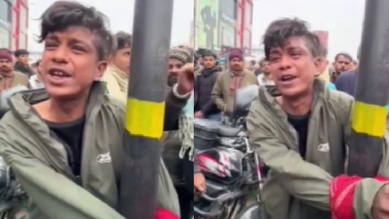 चोरी करने के दौरान लोगों ने युवक को पकड़कर पीटा. (Photo: Screengrab)