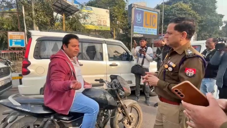 DCP Kamlesh Dixit reviewing the traffic situation in Lucknow (Photo: ITG)