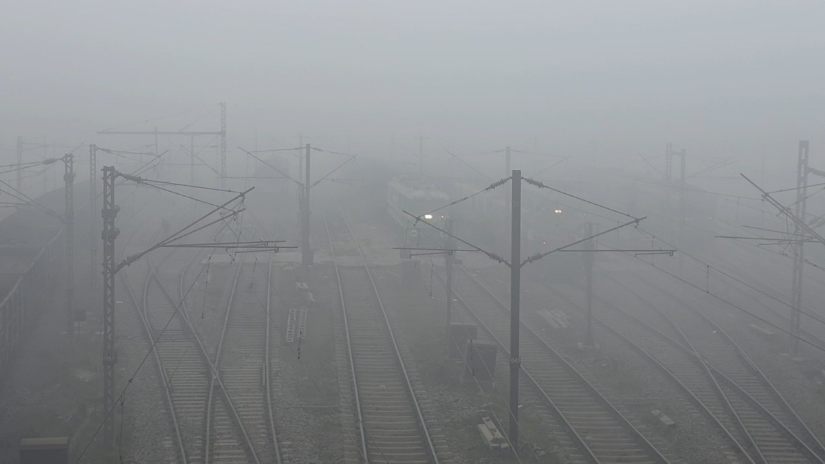 घने कोहरे के कारण कई ट्रेनें काफी लेट चल रही हैं (Photo ITG)