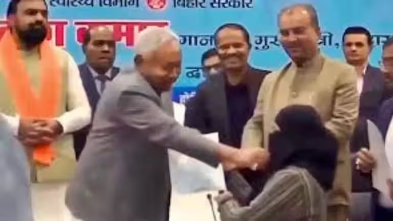 सीएम नीतीश कुमार ने खींचा था महिला का हिजाब (File Photo: Screengrab)