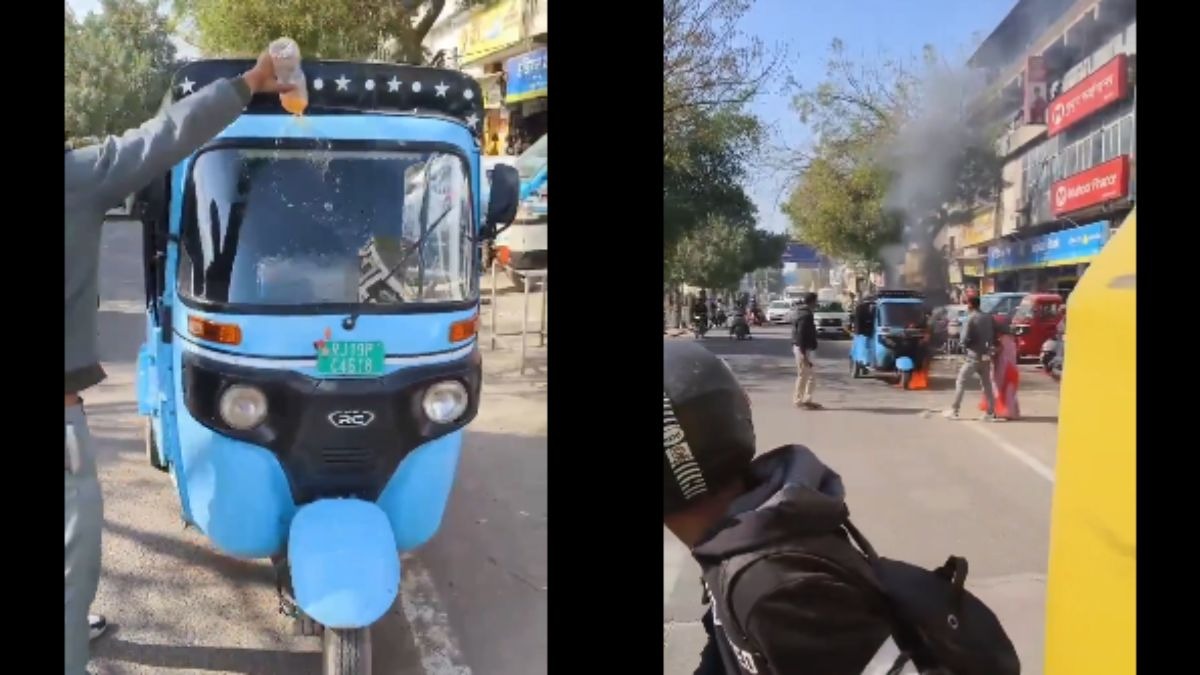 सोशल मीडिया पर वायरल हो रहे वीडियो में शख्स ने अपने ई-रिक्शा में आग लगा दी. (Photo :x/@ghar ke kalesh)