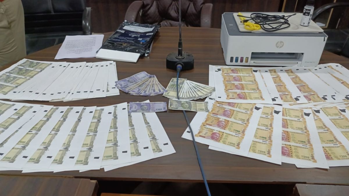 पति-पत्नी प्रिंटर से घर पर छापने लगे नकली नोट. (Photo: ITG)