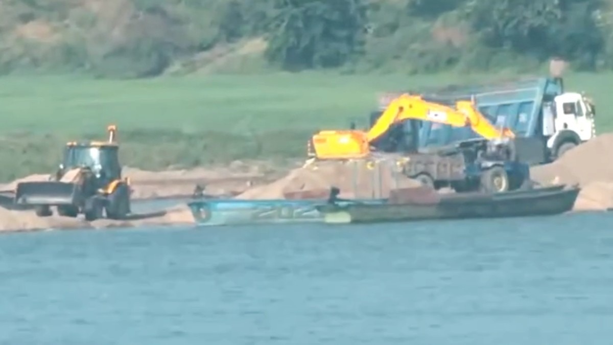 नर्मदा नदी से अवैध रेत तस्करी.(Photo:Screengrab)