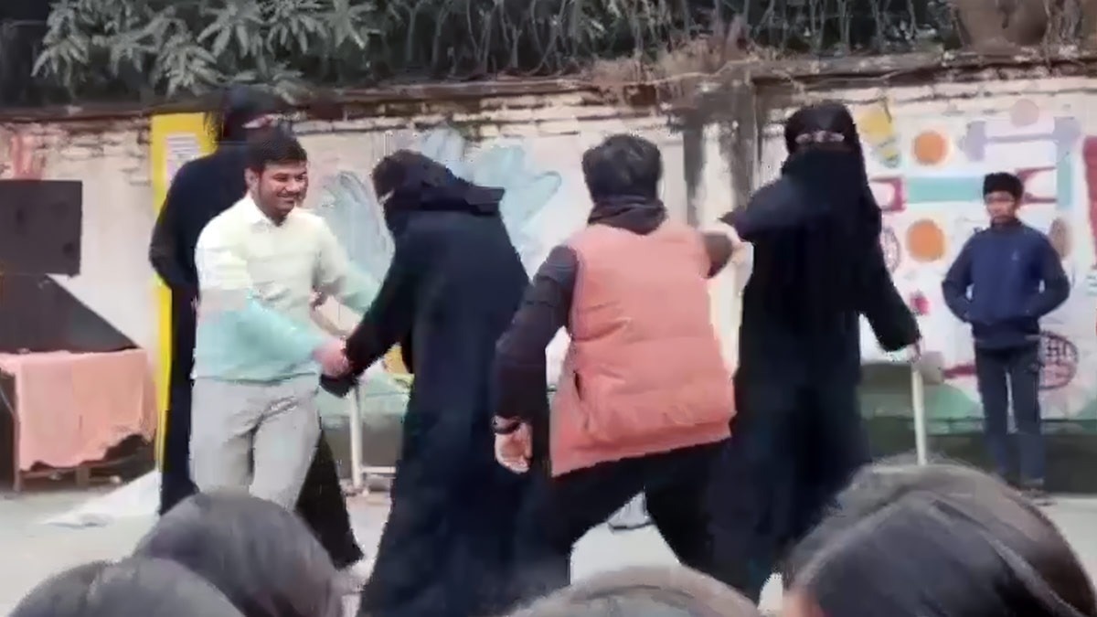 स्कूल कार्निवाल के दौरान बुर्का पहनकर लड़कों ने डांस किया (Photo: Screengrab)