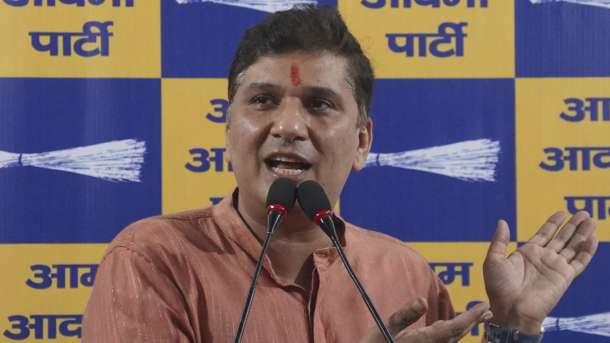 सौरभ भारद्वाज ने दिल्ली सरकार पाप करने का आरोप लगाया है.