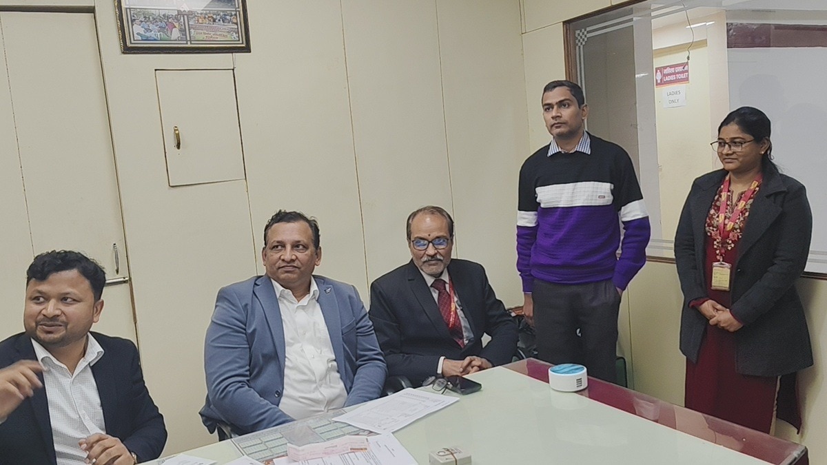 बैंक स्टाफ, जिनकी सतर्कता से ठगी का शिकार होने से बची महिला. (Photo: Pankaj Srivastava/ITG)