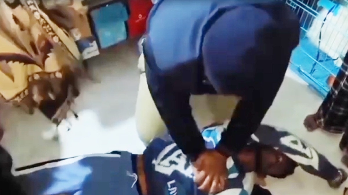 पुलिस अधिकारी ने बचाई फांसी के फंदे पर झूल रहे युवक की जान.(Photo:ITG)