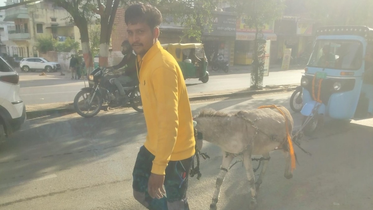  गधे से ई रिक्शा खींच कर ले जाते.(Photo: Ashok Kumar Sharma/ITG)