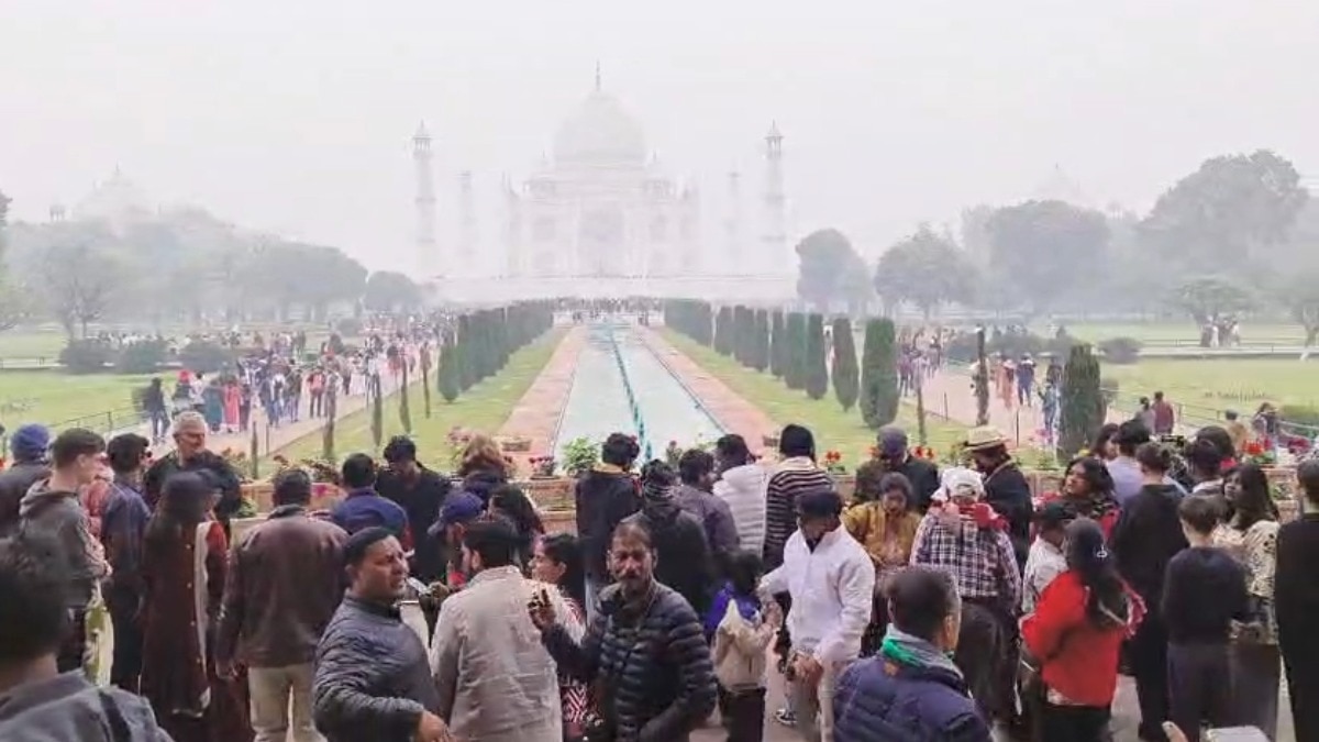 कोहरे की चादर में लिपटी मोहब्बत की निशानी (Photo: ITG)