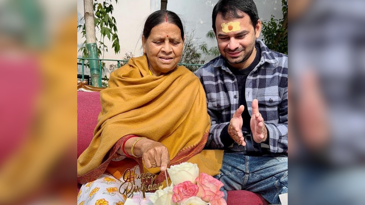 तेजप्रताप यादव अपनी मां के साथ केक काटे. (Photo: X/@TejYadav14)