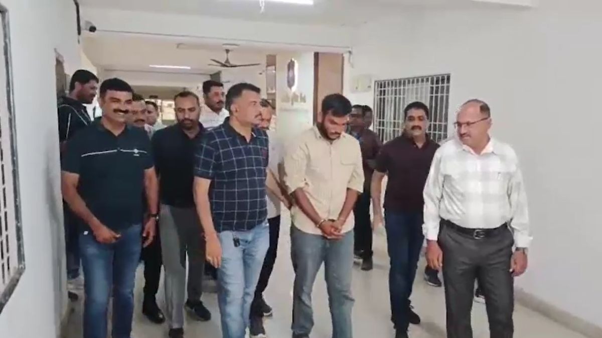 पुलिस ने आरोपियों को अरेस्ट कर मामले का किया पर्दाफाश. (Photo: Screengrab)