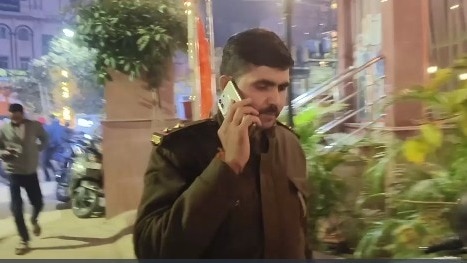 घायल दरोगा का हॉस्पिटल में इलाज चल रहा है.