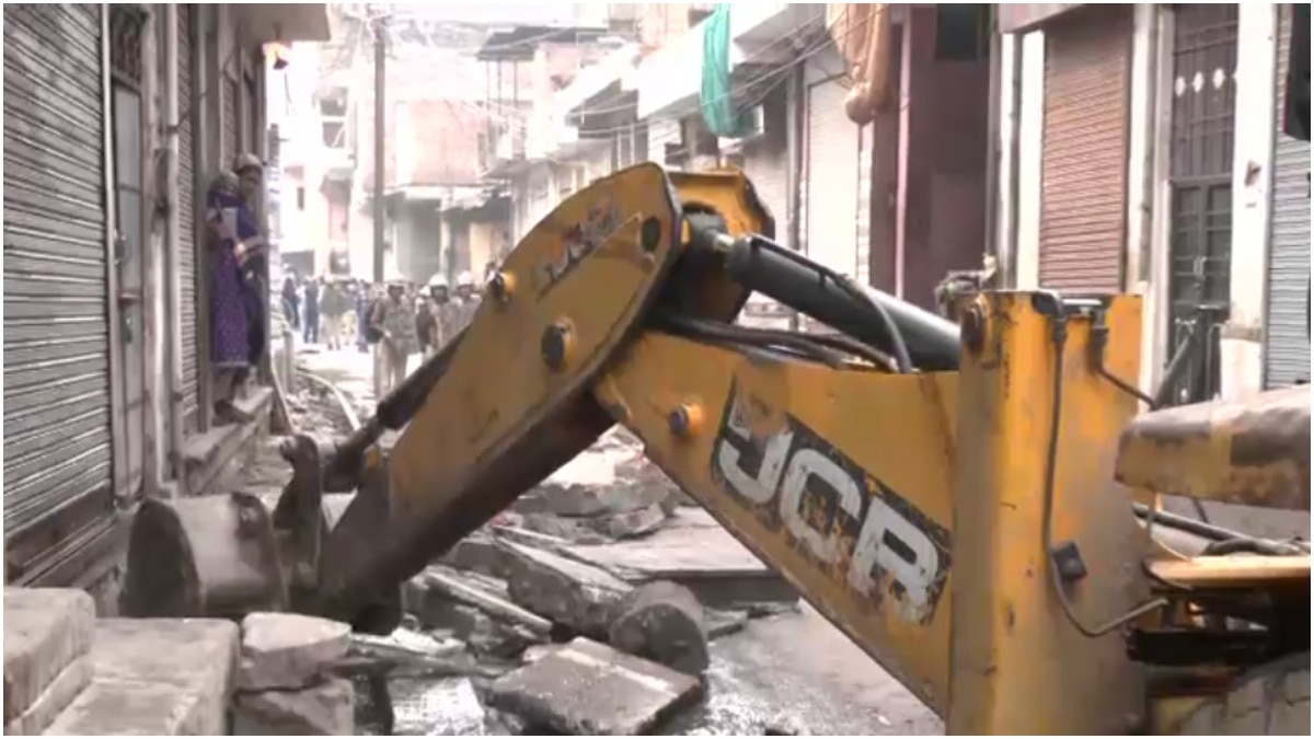 Administration's bulldozer ran on illegal encroachment in the bus stand area of ​​Chomu