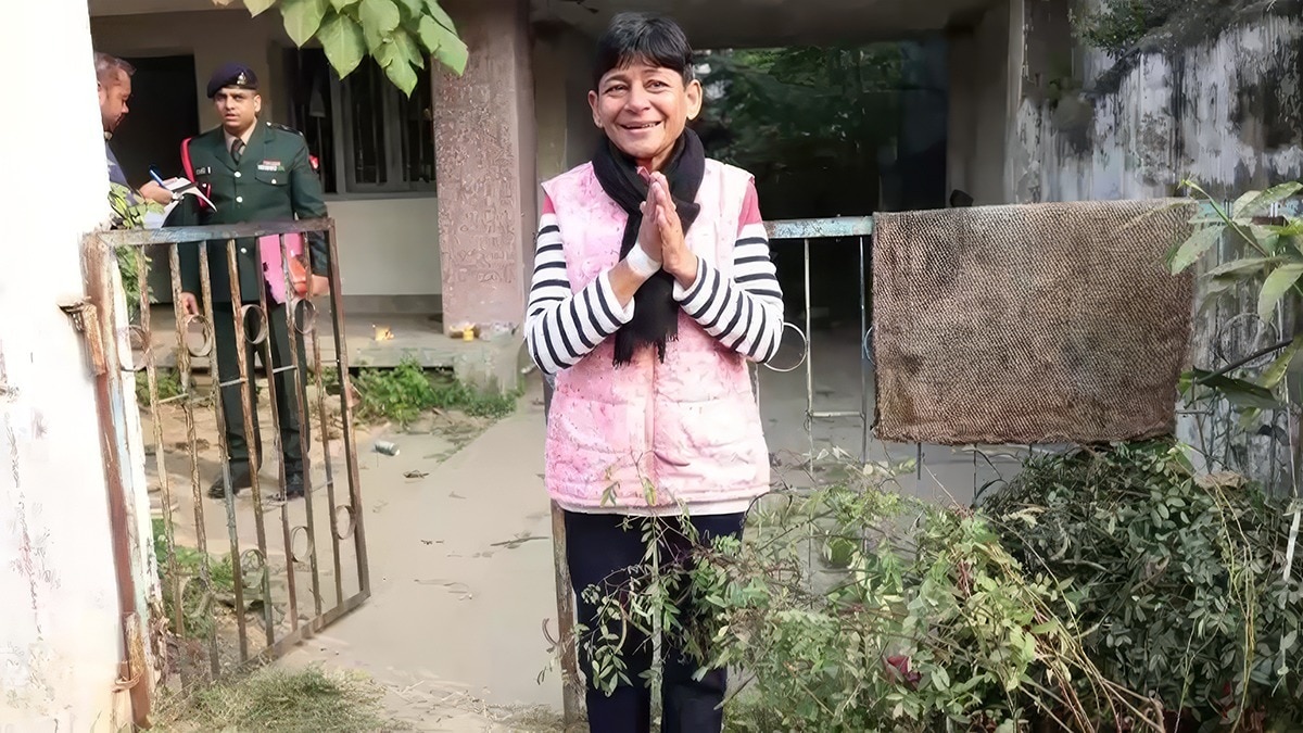 अपन मकान को फिर से  पाकर खुशी जताती अंजना (Photo: ITG)