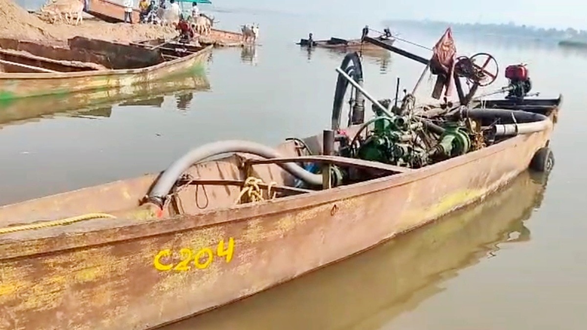 रेत उत्खनन में लगी पनडुब्बियां जब्त.(Photo:ITG)