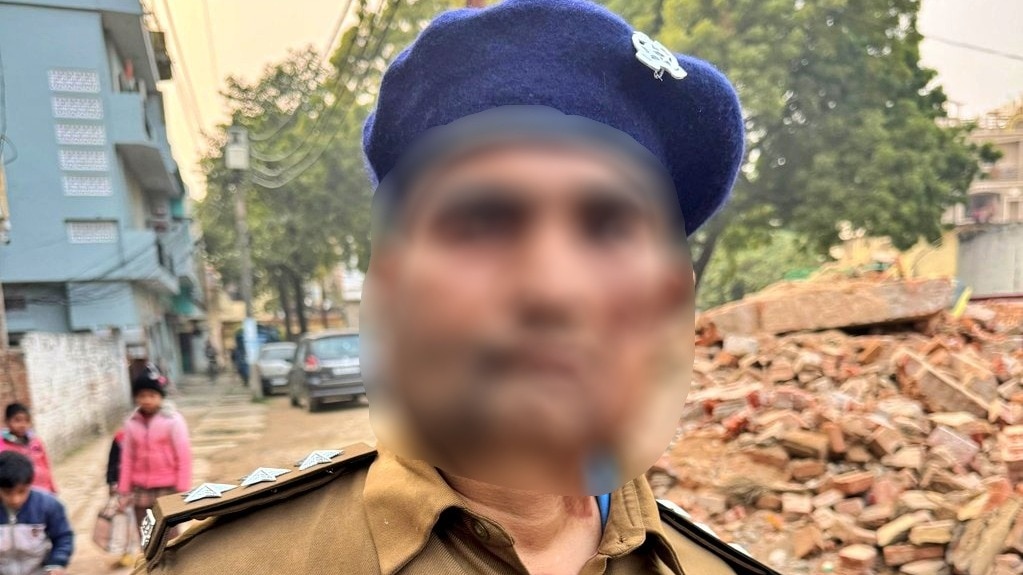 वर्दी पर ट्रिपल स्टार, ACP लिखी कार... फर्जी अफसर बनकर धौंस दिखाने वाला गिरफ्तार 