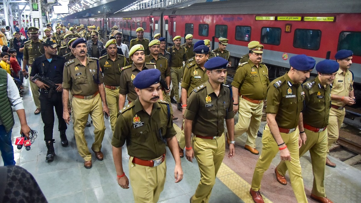 यूपी पुलिस में 32,279 पदों पर भर्ती निकली है, जिसमें सामान्य वर्ग के लिए उम्र सीमा 18 से 22 साल तय है. ( Photo: PTI)