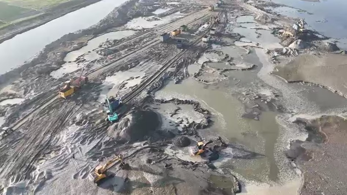 Illegal mining is being carried out with heavy machinery in the Yamuna stream in Gautam Budh Nagar