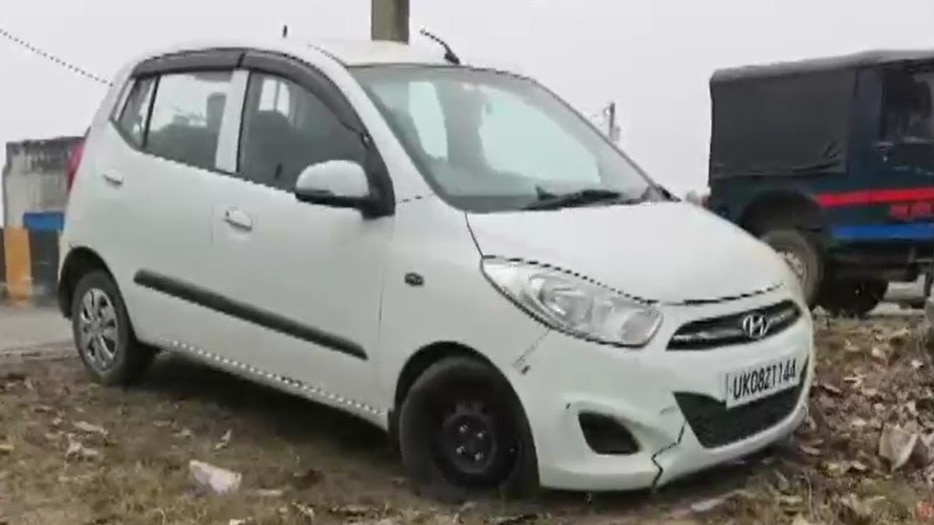 बाइक सवार को टक्कर मारने वाली बदमाशों की कार. (Photo: Screengrab)