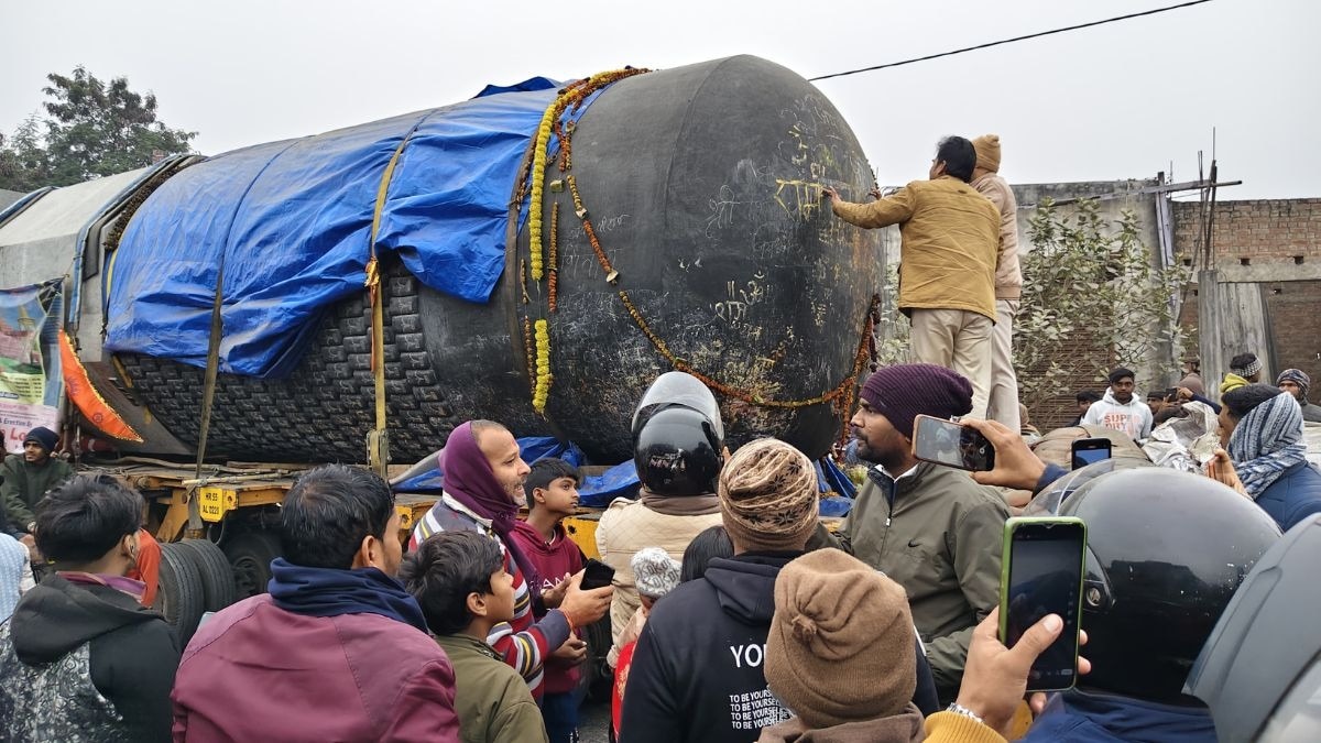 बिहार पहुंचा दुनिया का सबसे विशाल शिवलिंग. (Photo: ITG)