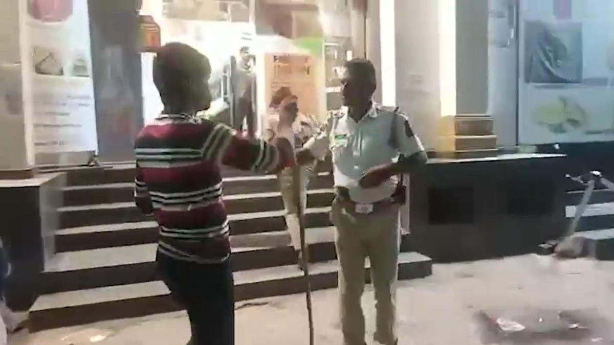 नशे में पकड़ा तो सांप ले आया और धमकाने लगा ऑटो चालक. (Screengrab)