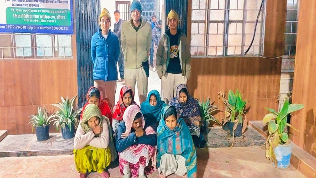 पुलिस गिरफ्त में लूट गैंग की महिला सदस्य.  (Photo: Screengrab)