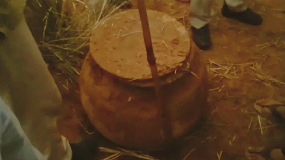 हांडी बचाने में पुलिस को करनी पड़ी मशक्कत. (Photo: ITG)