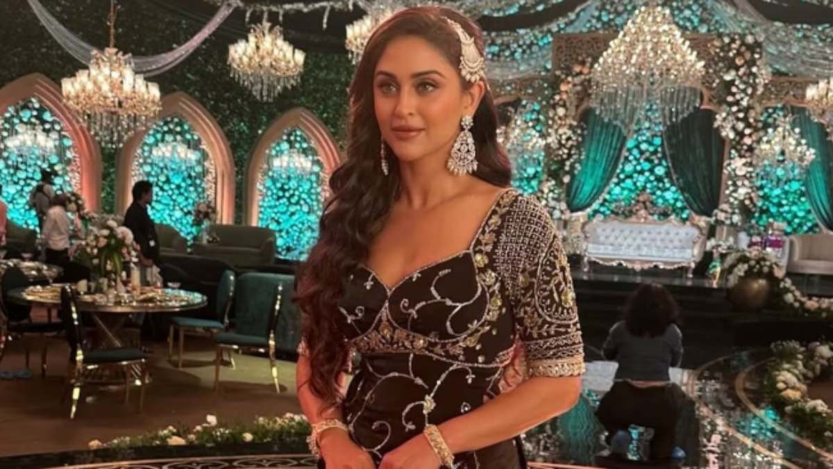 Krystle D'Souza Dhurandhar Dance