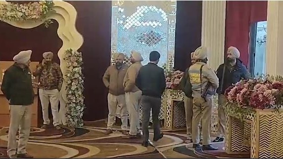 शादी कार्यक्रम के दौरान बदमाशों ने मारी गोली (Photo: Screengrab)