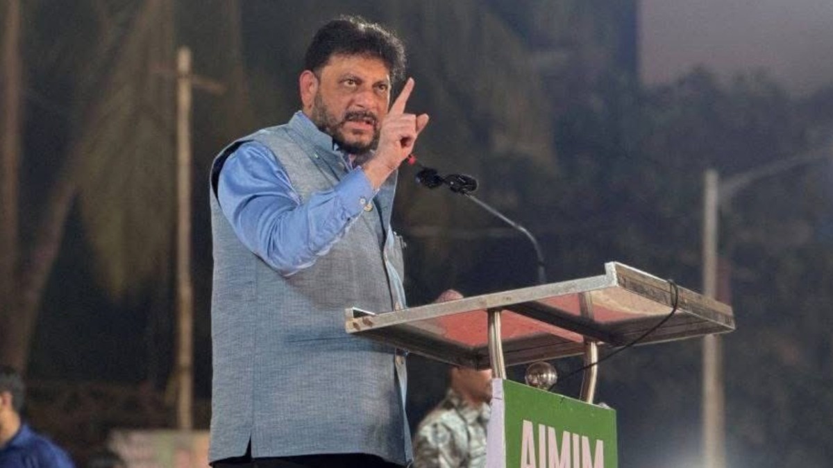 सीएम देवेंद्र फडणवीस के बयान पर वारिस पठान ने तीखा हमला बोला.