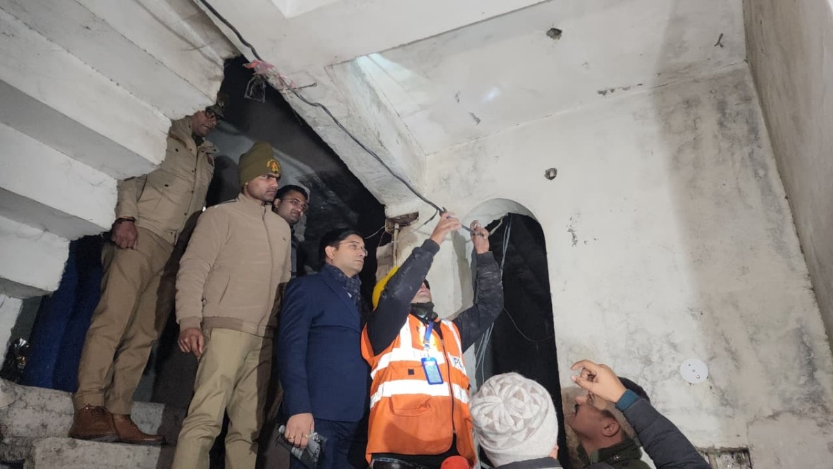 देर रात डीएम और एसपी के नेतृत्व में बिजली चोरी के खिलाफ अभियान चलाया गया (Photo: ITG)