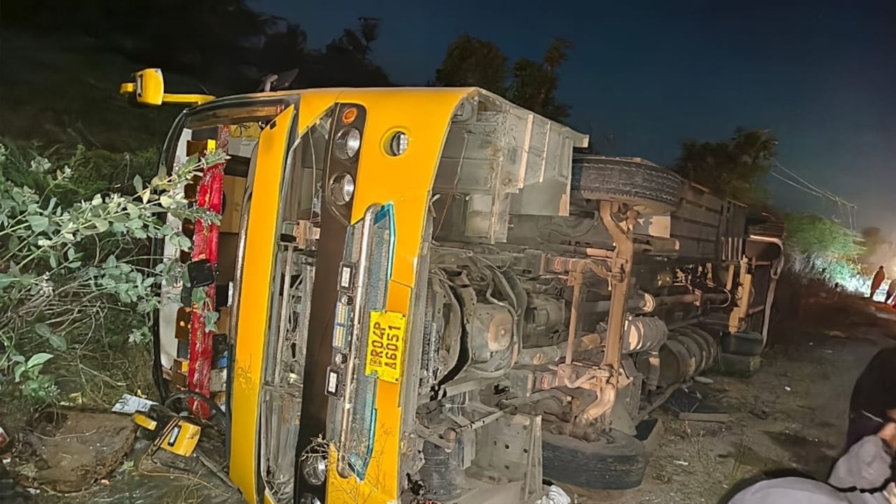 जालोर में भीषण सड़क हादसा, खाई में गिरी यात्रियों से भरी बस... 2 की मौत और 20 घायल - Jalore accident bus fell into a gorge 2 died and 20 injured lcly - AajTak