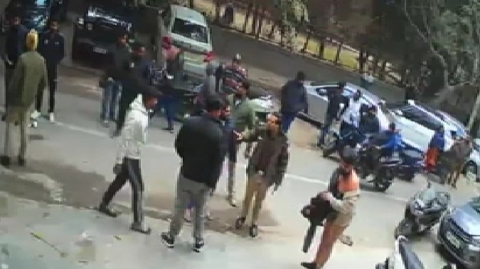 दबंगों ने बाप-बेटे को बीच सड़क पीटा. (Photo: Screengrab)