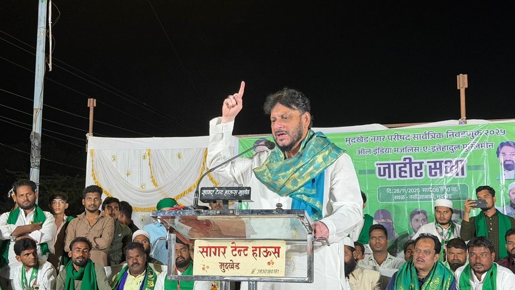 AIMIM नेता वारिस पठान का CM फडणवीस पर निशाना