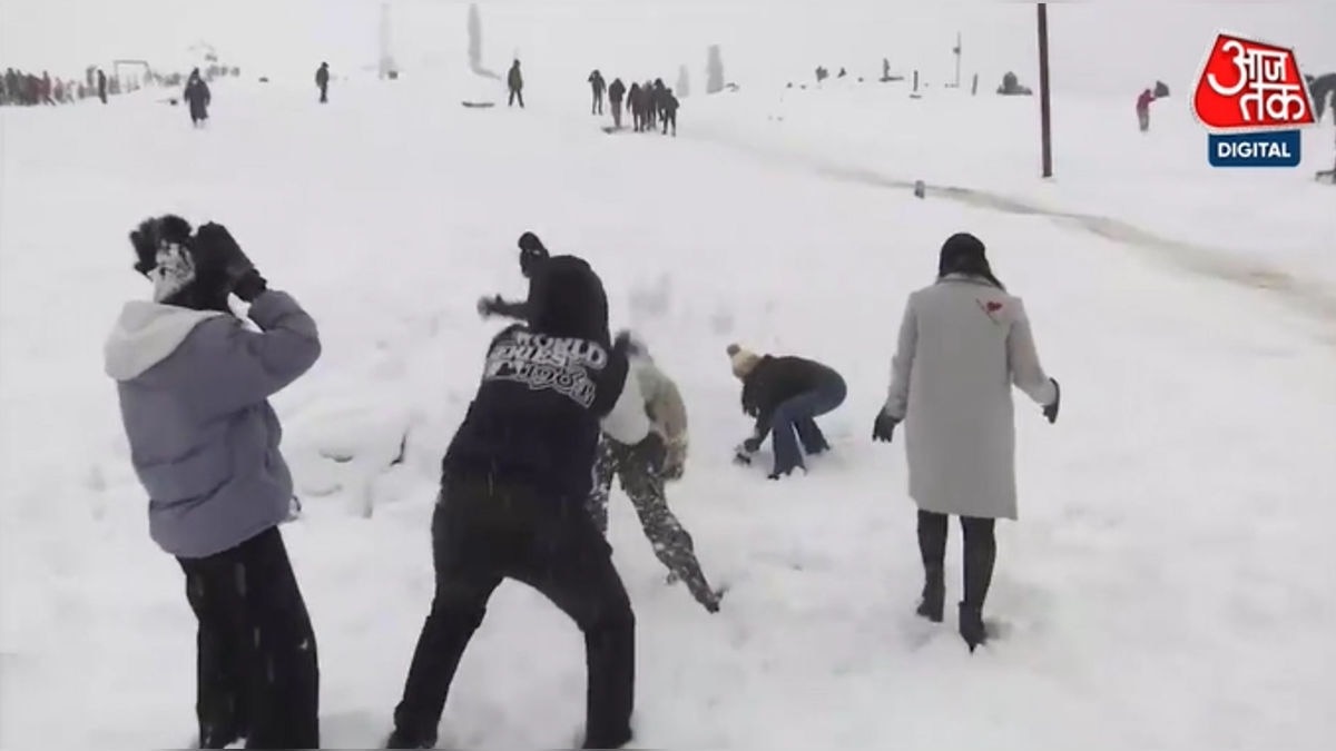 Heavy snowfall in Kashmir