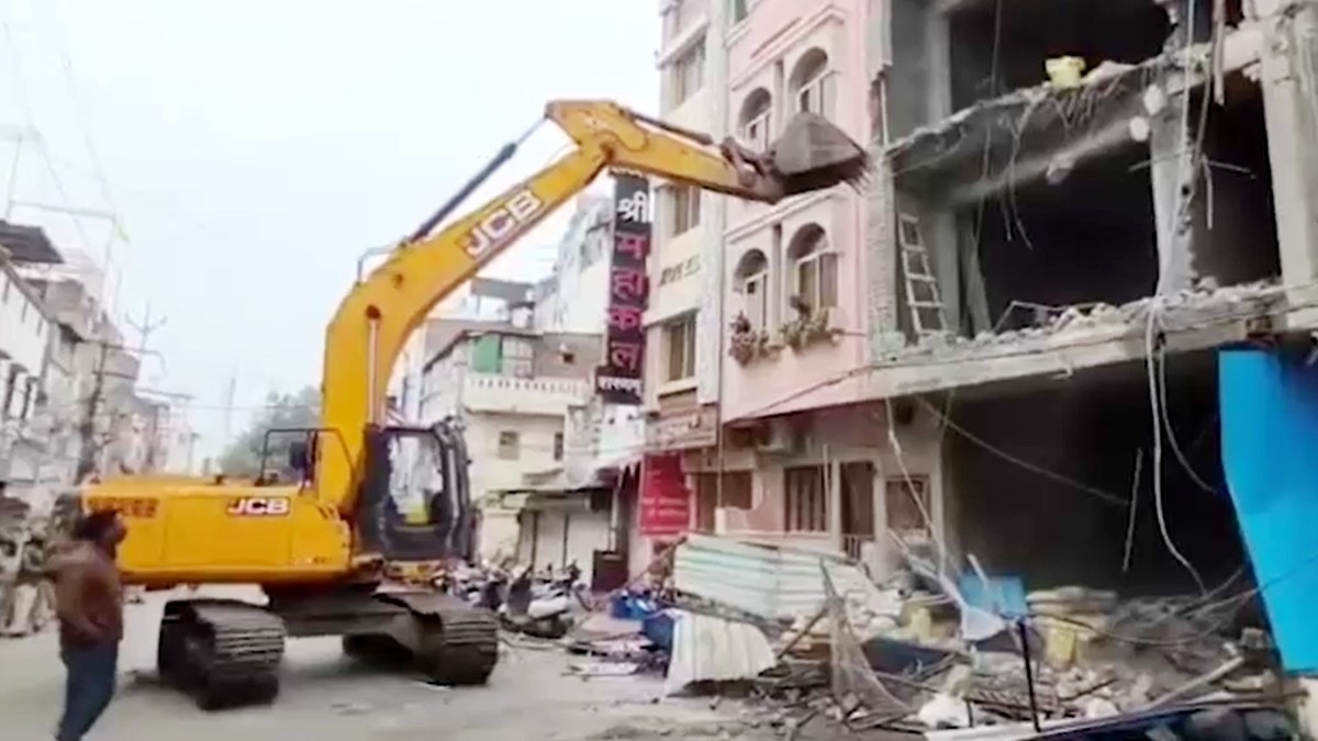 कोर्ट से नहीं मिला स्टे, निगम ने गिराया अवैध भवन.(Photo:Screengrab)