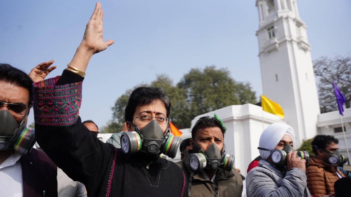 दिल्ली प्रदूषण पर AAP नेताओं का प्रोटेस्ट