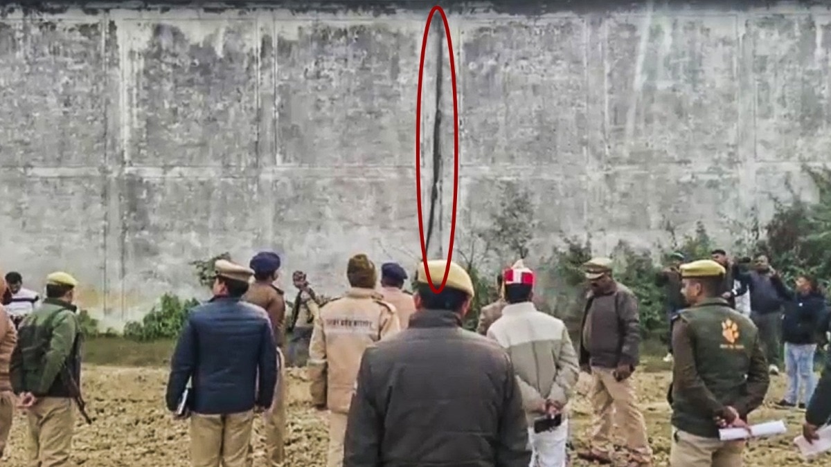 इसी दीवार को फांद कर कैदी फरार हुए, लाल घेरे में कंबल से बनी रस्सी (Photo ITG)