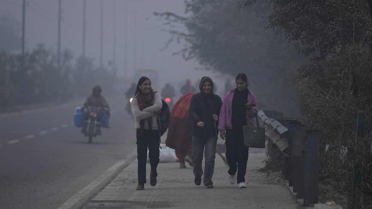 जम्मू में कड़ाके की ठंड के बीच टहलते लोग