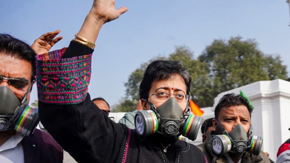 दिल्ली में बढ़ते प्रदूषण पर सियासत फिर गरमाई (Photo: PTI)