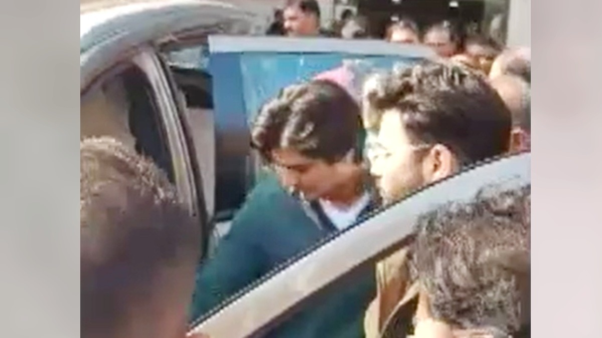 ग्वालियर के प्राइवेट हॉस्पिटल से निकलते हुए महानार्यमन सिंधिया.(Photo:Screengrab)