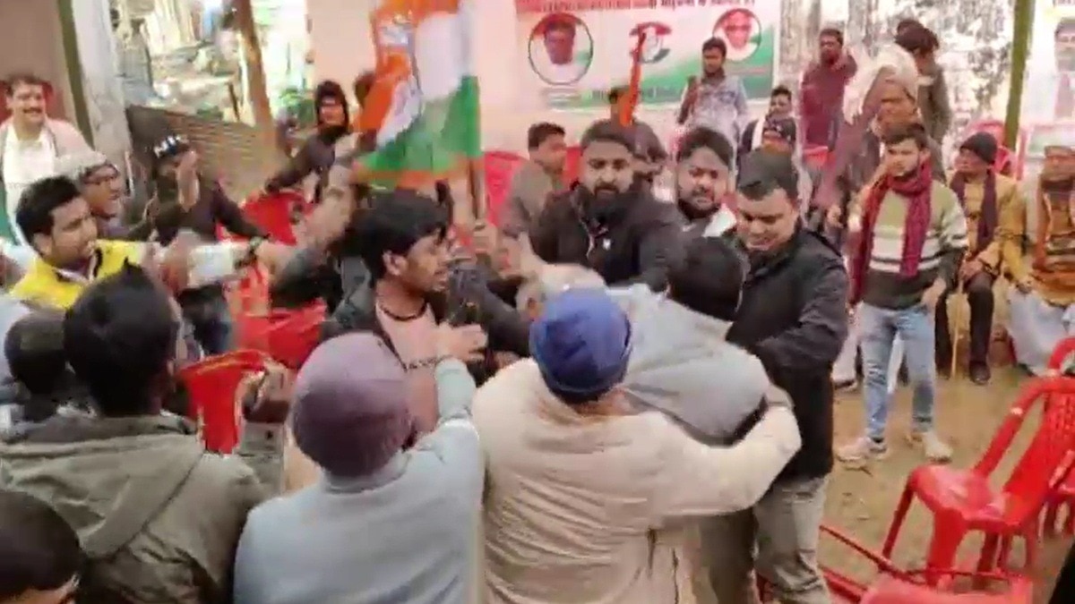 समीक्षा बैठक में भिड़ गए कांग्रेस कार्यकर्ता. (Photo: Screengrab)