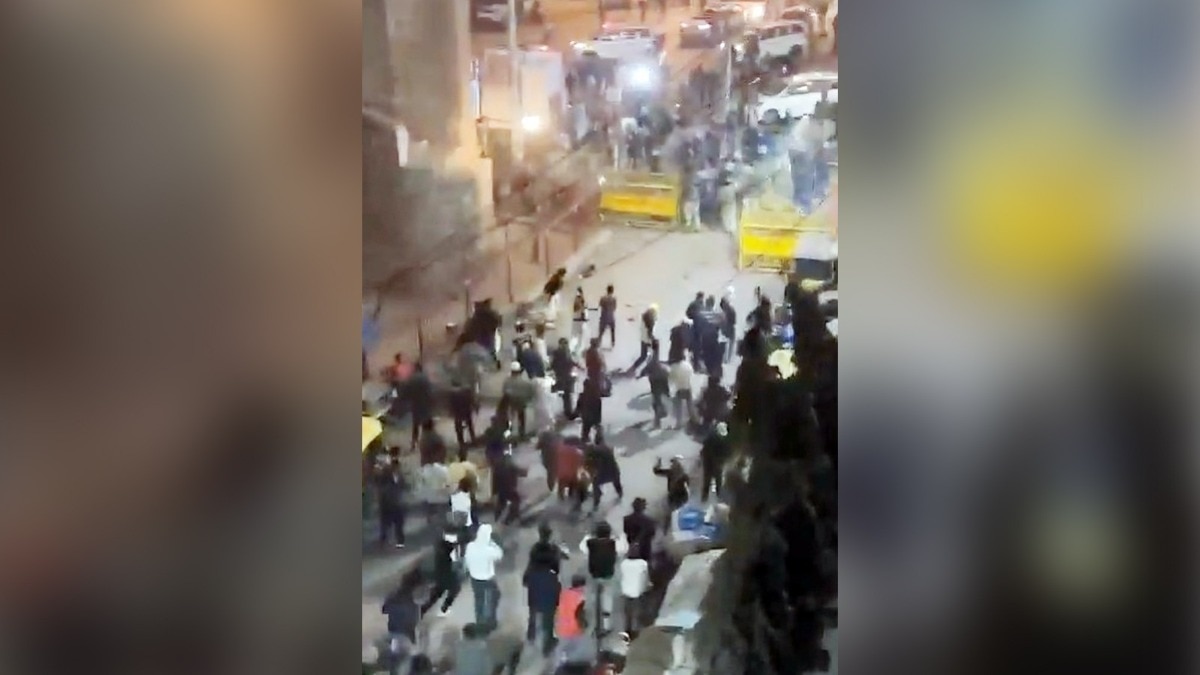 अवैध निर्माण  पर कार्रवाई के दौरान कुछ लोगों ने पुलिस पर पत्थरबाजी भी कर दी (Photo: Screengrab)